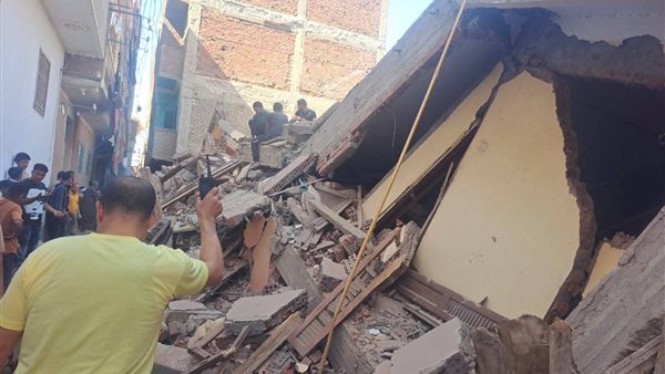 انهيار منزل مكون من 5 طوابق بكفر الحمام في بنها