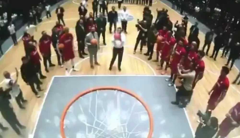 بالفيديو.. أحمد الشرع يتحدى ”السلة” ويسجل بهذه الطريقة!