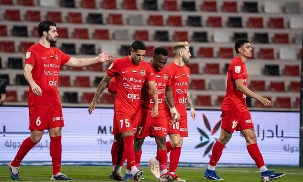 بث مباشر.. شاهد مباراة شباب الأهلي وخورفكان في الدوري الإماراتي