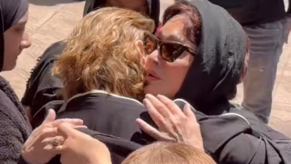 بحضور لبلبة وكريم عبد العزيز.. تشييع جنازة والد الفنانة منة شلبي في المعادي|صور