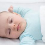 بطعنات في الرأس.. .أم تنهي حياة رضيعها بعد خلافات زوجية… واقعة مأساوية تهز الضمير الإنساني