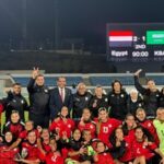 بعثة المنتخب الوطني للكرة النسائية تعود إلى القاهرة.. صور