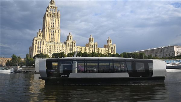 بعد إعلان روسيا إنشاءه في مصر.. شاهد أول مصنع لبناء السفن الكهربائية للترام النهري في موسكو (فيديو)