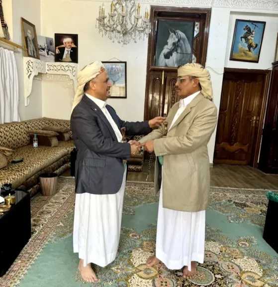 بعد استنفار قبائل الجوف.. الحوثيون يوفدون السامعي للقاء زعيم حاشد الشيخ الأحمر بصنعاء