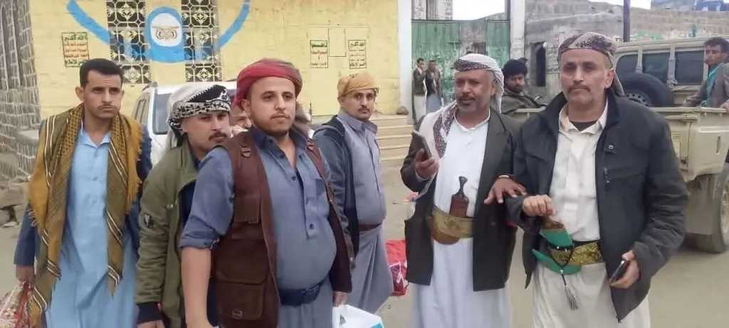 بعد اعتقال دام لأشهر.. مليشيا الحوثي تفرج عن أبناء شقيق الشيخ ”صالح حنتوس” في ريمة