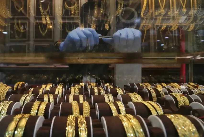 بعد يومين من النزيف.. الذهب يرتفع بنسبة 0.7% والفضة تقفز فوق 77 دولاراً