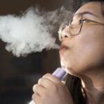تحذير صادم.. السجائر الإلكترونية قد ترتبط بسرطان الرئة لدى شابة عشرينية