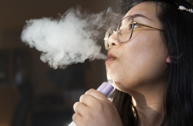 تحذير صادم.. السجائر الإلكترونية قد ترتبط بسرطان الرئة لدى شابة عشرينية