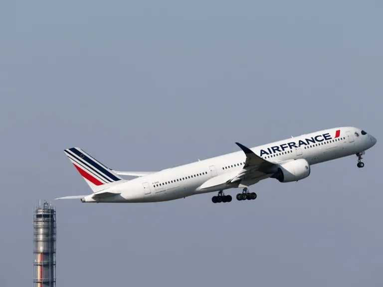 تحذيرات من شلل جوي في أوروبا.. وقود الطائرات لا يكفي سوى لـ6 أسابيع بسبب تعطل الإمدادات