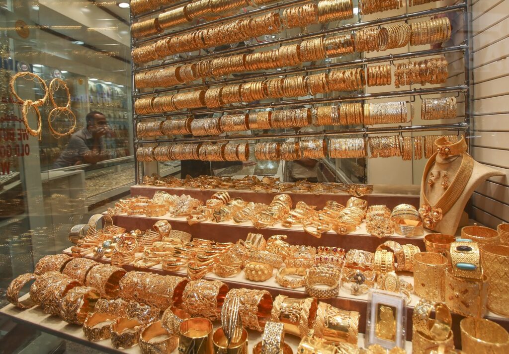 تراجع أسعار الذهب في مصر بمنتصف التعاملات بفعل ضغوط الدولار.. وعيار 21 يسجل 7000 جنيه للجرام