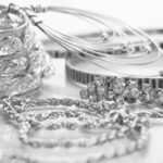 تراجع الأسعار في الأسواق المحلية والبورصة العالمية.. جني الأرباح وصعود الدولار يضغطان على الفضة