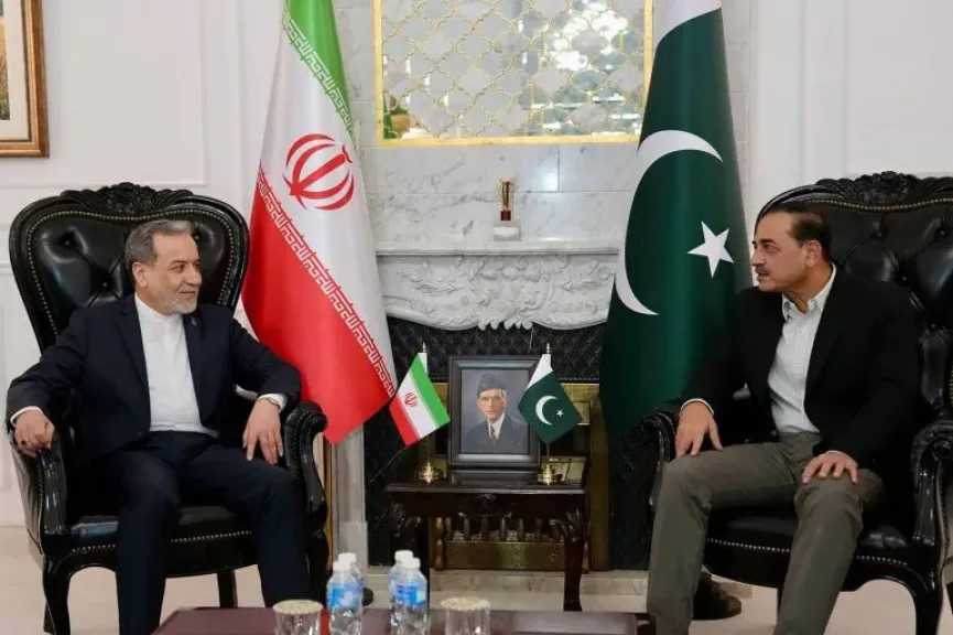 تطور مفاجئ.. إيران ترحّل وزير خارجيتها من إسلام آباد وتنقل ملف ”إنهاء الحرب” إلى طاولة موسكو