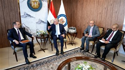 تعزيز التعاون مع «أباتشي».. البترول تبحث رفع الكفاءة وزيادة الإنتاج بالصحراء الغربية