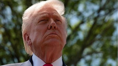 تفاصيل 24 ساعة من الجنون الرئاسي.. نوبات نعاس ترامب ومشاريع زرقاء تصدم الجميع