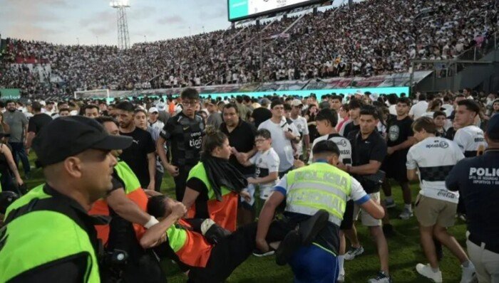تفجيرات وإصابة ضباط خلال مباراة في باراجواي