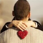 تفسير حلم رؤية شخص تحبه وهو بعيد عنك.. هل هو اشتياق أم بشارة بقرب اللقاء؟