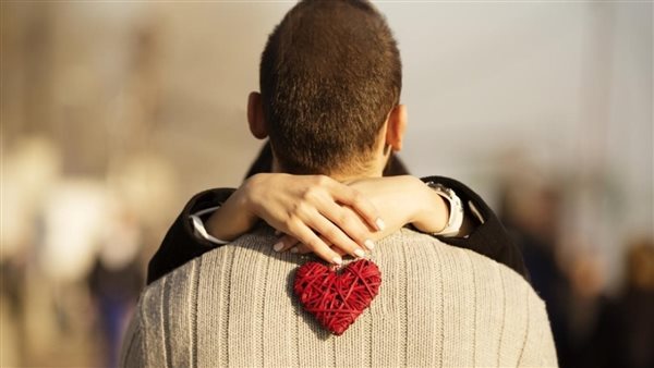 تفسير حلم رؤية شخص تحبه وهو بعيد عنك.. هل هو اشتياق أم بشارة بقرب اللقاء؟