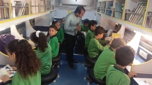 تنظيم فعاليات ثقافية لمكتبة مصر العامة المتنقلة بمدرسة التجاريين الرسمية