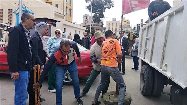 تنفيذاً لتوجيهات محافظ بورسعيد.. نائب المحافظ يقود حملة موسعة لرفع الإشغالات وإعادة الانضباط بحي المناخ