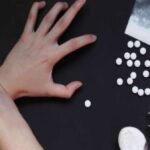 جريمة في ثوب علاج.. أستاذ سموم يفجر مفاجآت صادمة عن أوكار الإدمان