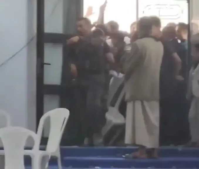 جماعة الحوثي تمنع عائلات طالبات جامعة صنعاء من حضور حفل التخرج (فيديو)