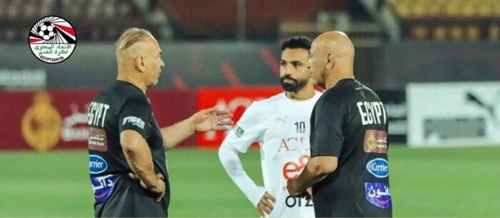 جهاز منتخب مصر يطمئن على محمد صلاح