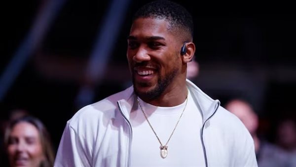 جوشوا يعود إلى الحلبة بنزال في الرياض أمام كريستيان برينجا