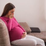 جينات تقود اللغز.. اكتشاف عامل رئيسي وراء التقيؤ الشديد أثناء الحمل