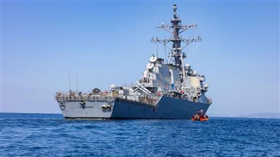 حريق يعطل المدمرة الأمريكية "هيجينز" في آسيا وسط صمت البنتاجون