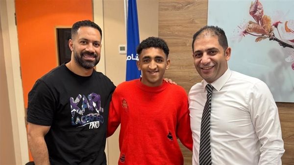 حسني عبد ربه يطمئن على محمد خطاري بعد إصابته أمام مودرن فيوتشر