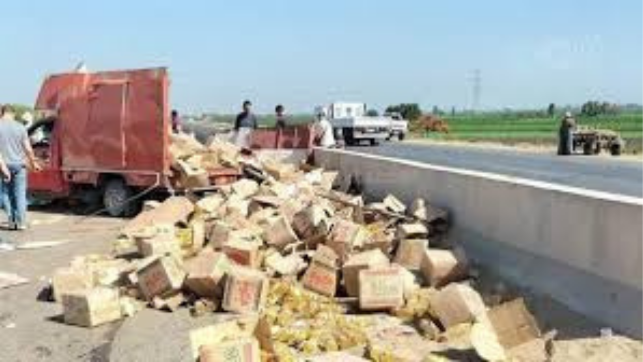 حوادث متفرقة في الغربية.. انقلاب تريلا وأسطوانات غاز دون خسائر وإصابة 10 في حادث ميكروباص