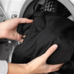 حيل تنظيف فعالة للأبيض والأسود دون تلف الأقمشة