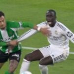 خبير تحكيمي يحسم الجدل حول صحة هدف بيتيس أمام ريال مدريد