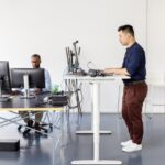 دراسة أوروبية تحسم الجدل: الجلوس والوقوف كلاهما مضر إذا طال أمده