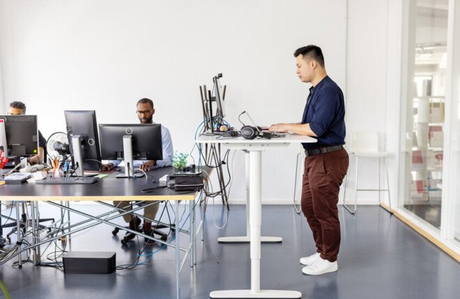 دراسة أوروبية تحسم الجدل: الجلوس والوقوف كلاهما مضر إذا طال أمده