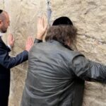 رئيس الأرجنتين يؤدي طقوسا يهودية عند حائط البراق في المسجد الأقصى