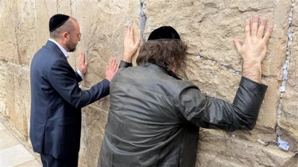 رئيس الأرجنتين يؤدي طقوسا يهودية عند حائط البراق في المسجد الأقصى