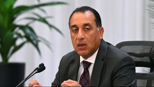 رئيس الوزراء يتفقد أعمال تطوير ورفع كفاءة أحد الطرق في شمال سيناء