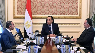 رئيس الوزراء يوجه بالإسراع في الانتهاء من مشروعات القوانين الخاصة بتنظيم سوق المال المصرية