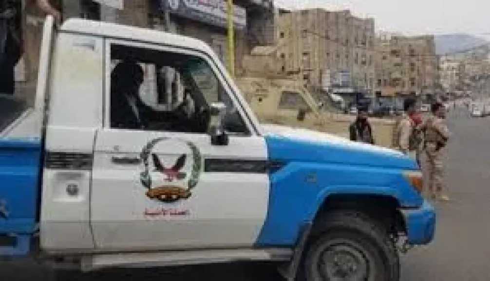 ”رسالة أمنية حازمة.. أهالي تعز يرحبون بالقبض على قتلة الصحفي القاضي ويدعون لتصعيد الحملة”.