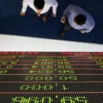 رغم استمرار الهدنة.. تراجع بورصات الخليج بفعل إغلاق مضيق هرمز