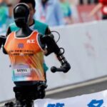 روبوت بشري يحطم الرقم القياسي العالمي البشري لسباق نصف ماراثون بالصين