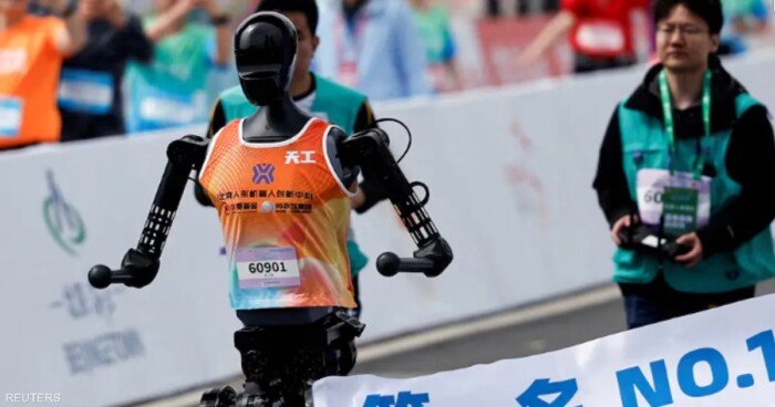 روبوت بشري يحطم الرقم القياسي العالمي البشري لسباق نصف ماراثون بالصين