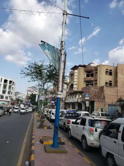 زحام مروري خانق يضرب المنفذ الشرقي لتعز.. آلاف المسافرين عالقون في طوابير ”الحوبان”