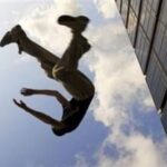 سقوط شخص من عقار بالتجمع.. الأمن يكثف التحريات لكشف الملابسات