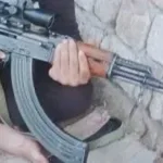 شاب يعبث بسلاحه بالقرب من شقيقته .. وبعد لحظات حدثت الكارثة