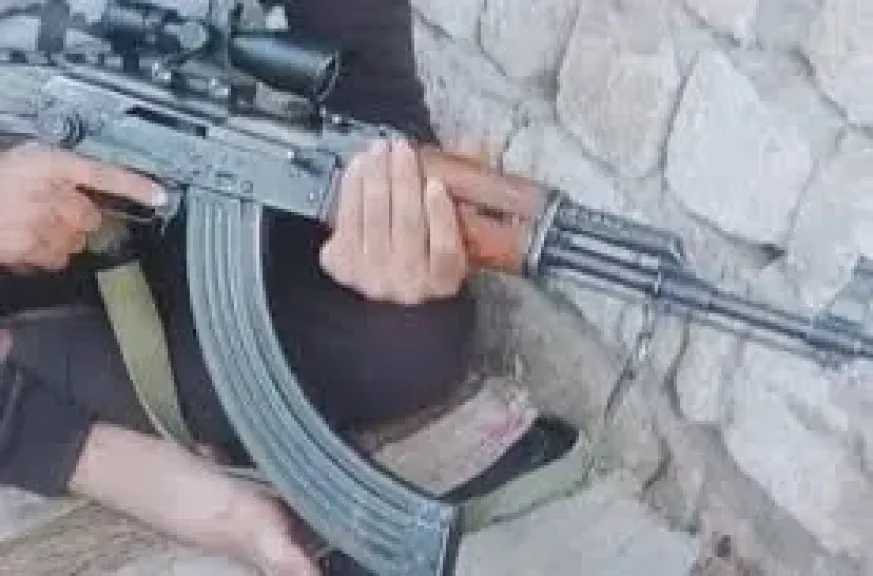 شاب يعبث بسلاحه بالقرب من شقيقته .. وبعد لحظات حدثت الكارثة