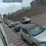 شاهد بالفيديو.. كاميرات المراقبة توثق لحظة اغتيال الدكتور عبدالرحمن الشاعر وسط عدن