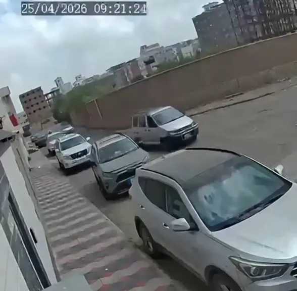 شاهد بالفيديو.. كاميرات المراقبة توثق لحظة اغتيال الدكتور عبدالرحمن الشاعر وسط عدن