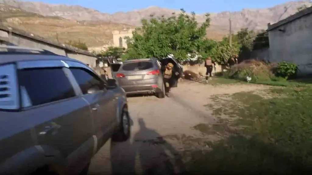 شاهد لحظة القبض على سفاح ”مجزرة التضامن” في دمشق المجرم ”أمجد يوسف” بعملية نوعية